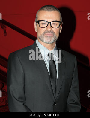 George Michael - der Sänger und die Presse, um die Details der neuen Tour ymphonica' bekannt geben - der Europäischen orchestrale Tour, am Royal Opera House in Covent Garden in London. Die Oper ist ein wichtiger Veranstaltungsort für darstellende Kunst. 11. April 2011 Stockfoto