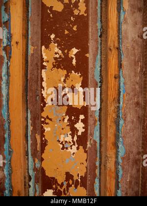 Hintergrund Der Verwitterten rustikalem Holz mit dunklem Rot, Orange und Hellblau Farbe als Hintergrund Stockfoto