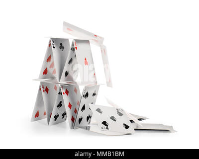 Abgestürzt Haus der Karten. Fallende Karten auf weissem, Beschneidungspfade isoliert im Lieferumfang enthalten Stockfoto