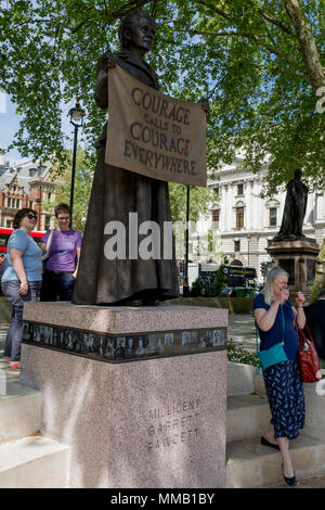 Bewunderer von suffragist Millicent Garrett Fawcett's Statue, die erste Frau, die unter einem all-männliche Parliament Square, am 9. Mai 2018 in London, England. Dame Millicent Garrett Fawcett GBE war eine britische feministische, intellektuellen, politischen Führer, Aktivisten und Schriftsteller. Sie ist in erster Linie für ihre Arbeit als Kämpferin für das Frauenwahlrecht bekannt Stockfoto