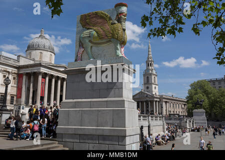 Der 12 Fourth Plinth Kommission durch den Bürgermeister von London Kunstwerk mit dem Titel "der unsichtbare Feind sollte nicht vorhanden" des Künstlers Michael Rakowitz, Trafalgar Square, der am 9. Mai 2018 in London, England. Im Jahr 2006 begann, die Skulptur stellt über 7.000 archäologische Artefakte aus dem Irak Museum während des Krieges geplündert oder zerstört. Aktionspakete diese war Lamassu, eine geflügelte Gottheit, die nergal Tor am Eingang zur antiken Stadt assyrischen Stadt Ninive (moderne Mossul, Irak), die von ISIS im Jahr 2015 zerstört wurde, bewacht. Die lamassu, die die gleichen Abmessungen wie die Vierte P Stockfoto