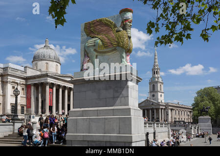 Der 12 Fourth Plinth Kommission durch den Bürgermeister von London Kunstwerk mit dem Titel "der unsichtbare Feind sollte nicht vorhanden" des Künstlers Michael Rakowitz, Trafalgar Square, der am 9. Mai 2018 in London, England. Im Jahr 2006 begann, die Skulptur stellt über 7.000 archäologische Artefakte aus dem Irak Museum während des Krieges geplündert oder zerstört. Aktionspakete diese war Lamassu, eine geflügelte Gottheit, die nergal Tor am Eingang zur antiken Stadt assyrischen Stadt Ninive (moderne Mossul, Irak), die von ISIS im Jahr 2015 zerstört wurde, bewacht. Die lamassu, die die gleichen Abmessungen wie die Vierte P Stockfoto