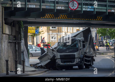 Die beschädigte Reste eines Lkw in der Nähe eines metallplatz an der Universität Loughborough Junction, nachdem es in einem Der eisenbahnbrücken - ein wichtiger Transportweg für Pendler in die Stadt stürzte, am 8. Mai 2018, im Süden von London, England. Wurde eine Person verletzt. Stockfoto