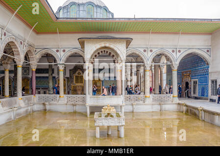 Nicht identifizierte Personen besuchen Iftar Pavillon, auch als Iftar Kiosk oder Iftar bower in der Topkapi-palast in Istanbul, Türkei, 11. April 2018 bekannt Stockfoto