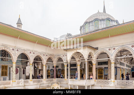 Nicht identifizierte Personen besuchen Iftar Pavillon, auch als Iftar Kiosk oder Iftar bower in der Topkapi-palast in Istanbul, Türkei, 11. April 2018 bekannt Stockfoto