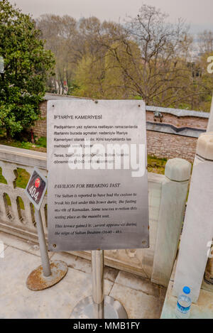Nicht identifizierte Personen besuchen Iftar Pavillon, auch als Iftar Kiosk oder Iftar bower in der Topkapi-palast in Istanbul, Türkei, 11. April 2018 bekannt Stockfoto