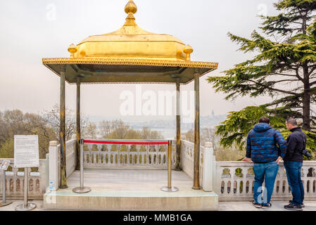 Nicht identifizierte Personen besuchen Iftar Pavillon, auch als Iftar Kiosk oder Iftar bower in der Topkapi-palast in Istanbul, Türkei, 11. April 2018 bekannt Stockfoto