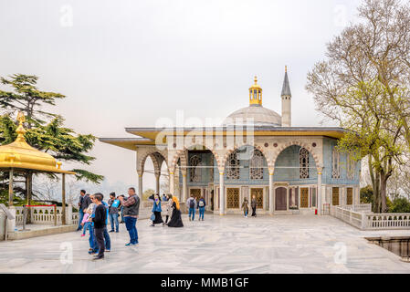 Nicht identifizierte Personen besuchen Iftar Pavillon, auch als Iftar Kiosk oder Iftar bower in der Topkapi-palast in Istanbul, Türkei, 11. April 2018 bekannt Stockfoto