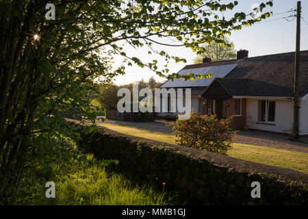 Eine ländliche Bungalow und seinen Ummauerten Grenze, am 5. Mai 2018, in Wrington, North Somerset, England. Stockfoto