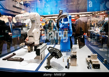 Hannover, Deutschland - April, 2018: Mitsubishi und Yaskawa Roboter Arme auf Schunk stand auf der Messe in Hannover, Deutschland Stockfoto