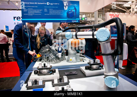Hannover, Deutschland - April, 2018: Universal Robots UR5 mit Schunk Greifer ausgestattet, auf der Messe in Hannover, Deutschland Stockfoto