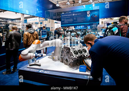Hannover, Deutschland - April, 2018: Universal Robots UR5 mit Schunk Greifer ausgestattet, auf der Messe in Hannover, Deutschland Stockfoto