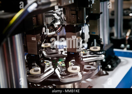 Hannover, Deutschland - April, 2018: Schunk assembly Electronics Line auf der Messe in Hannover, Deutschland Stockfoto