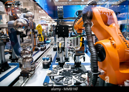 Hannover, Deutschland - April, 2018: Schunk assembly Electronics Line mit Robotern auf der Messe in Hannover, Deutschland Stockfoto