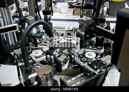 Hannover, Deutschland - April, 2018: Schunk assembly Electronics Line auf der Messe in Hannover, Deutschland Stockfoto