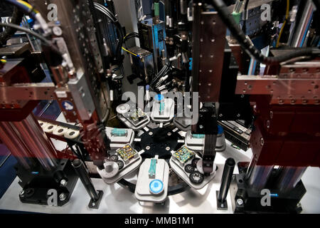 Hannover, Deutschland - April, 2018: Schunk assembly Electronics Line auf der Messe in Hannover, Deutschland Stockfoto