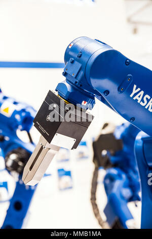 Hannover, Deutschland - April, 2018: Yaskawa Roboterarm auf der Messe in Hannover, Deutschland Stockfoto