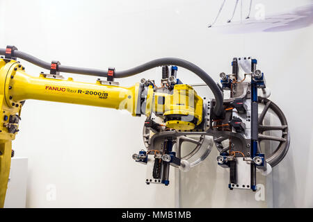 Hannover, Deutschland - April, 2018: Automatische Roboter FANUC R-2000iB Konzept Auto service Arbeitsprozess auf der Messe in Hannover, Deutschland Stockfoto