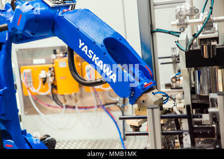 Hannover, Deutschland - April, 2018: Yaskawa Roboterarm auf der Messe in Hannover, Deutschland Stockfoto