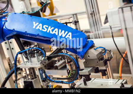 Hannover, Deutschland - April, 2018: Yaskawa Roboterarm auf der Messe in Hannover, Deutschland Stockfoto