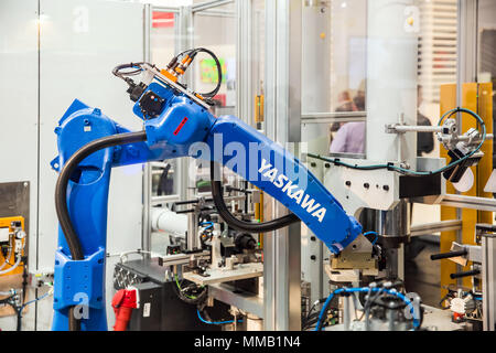 Hannover, Deutschland - April, 2018: Yaskawa Roboterarm auf der Messe in Hannover, Deutschland Stockfoto