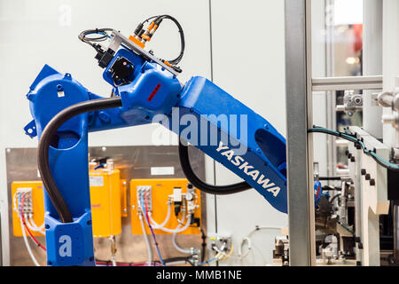 Hannover, Deutschland - April, 2018: Yaskawa Roboterarm auf der Messe in Hannover, Deutschland Stockfoto