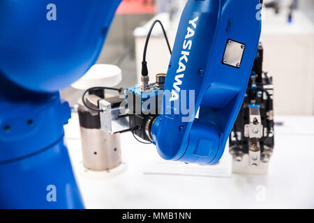 Hannover, Deutschland - April, 2018: Yaskawa Motoman Roboter Arm auf der Messe in Hannover, Deutschland Stockfoto
