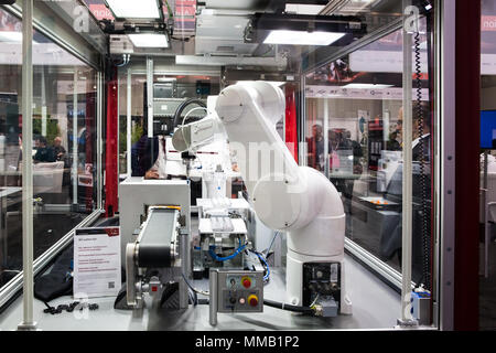 Hannover, Deutschland - April, 2018: Automatische Roboter Arme auf staubli stehen auf der Messe in Hannover, Deutschland Stockfoto