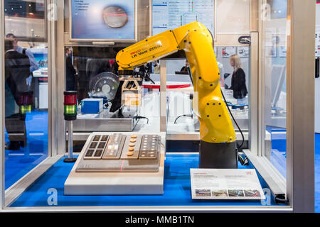 Hannover, Deutschland - April, 2018: Automatische Roboter FANUC LR MATE 200iD und Laserscanner mit integriertem Controller für 2D-/3D-Scans auf der Messe Stockfoto