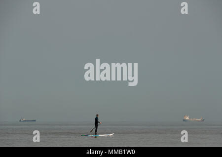 Surfer und Schiffe in der Ferne, Scheveningen, Niederlande Stockfoto