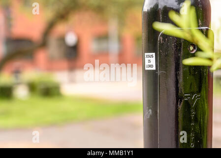 Jesus ist der Herr Aufkleber auf schwarze Lampe post in der britischen Stadt. Stockfoto