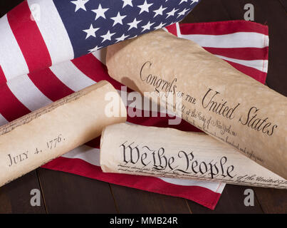 Historischen amerikanischen Dokumente (Erklärung der Unabhängigkeit, der Verfassung und der Rechte) mit den Vereinigten Flaggenstaaten Stockfoto