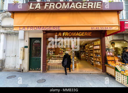 Eine Frau im Fenster eines cheese shop suchen, La Fromagerie in der Rue Montorgueil, Paris, Frankreich Stockfoto