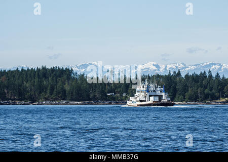 An einem hellen Sommertag, die BC Fähren Schiff "North Island Princess' nähert sich Texada Island, mit der schneebedeckten Gipfel der Coast Range darüber hinaus. Stockfoto