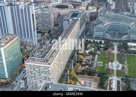 Luftaufnahme des 'Mouchotte Gebäude "vom Tour Montparnasse, der Mouchotte Gebäude ist das größte Wohnhaus in Paris. Stockfoto