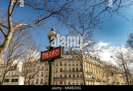 Dervaux, Art Déco Paris U-Zeichen bei Maubert Mutualité - U-Bahnhof am Boulevard Saint-Germain, Paris, Frankreich Stockfoto