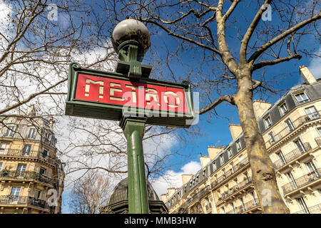 Dervaux, Art Déco Paris U-Zeichen bei Maubert Mutualité - U-Bahnhof am Boulevard Saint-Germain, Paris, Frankreich Stockfoto