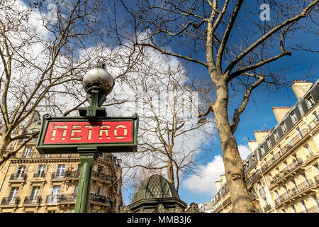 Dervaux, Art Déco Paris U-Zeichen bei Maubert Mutualité - U-Bahnhof am Boulevard Saint-Germain, Paris, Frankreich Stockfoto