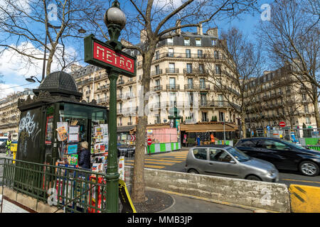 Dervaux, Art Déco Paris U-Zeichen bei Maubert Mutualité - U-Bahnhof am Boulevard Saint-Germain, Paris, Frankreich Stockfoto