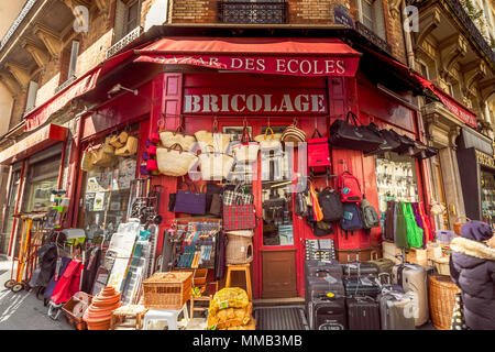 Vielzahl von Waren im Bazar des Ecoles ein Hardware Shop Verkauf von Körben und verschiedene andere Waren 20 Rue de la Montagne Sainte Geneviève Paris, Frankreich Stockfoto