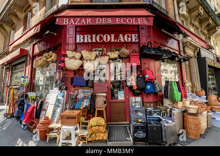 Vielzahl von Waren im Bazar des Ecoles ein Hardware Shop Verkauf von Körben und verschiedene andere Waren 20 Rue de la Montagne Sainte Geneviève Paris, Frankreich Stockfoto