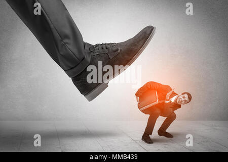 Großen formellen Schuh unten junge kleine Marktteilnehmer Mann Stockfoto