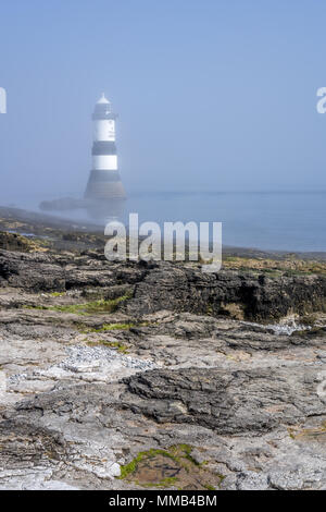 Penmon Leuchtturm in Dunst und Nebel, Anglesey, Wales UK Northw. Stockfoto