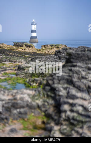 Penmon Leuchtturm in Dunst und Nebel, Anglesey, Wales UK Northw. Stockfoto