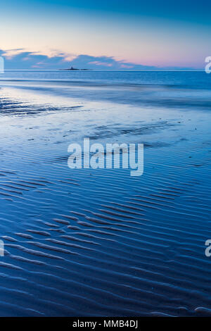 Strand in der Nähe von LLigwy Moelfre, Anglesey, Nordwales bei Sonnenuntergang. Stockfoto