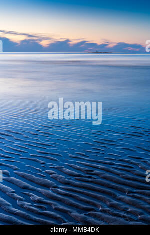 Strand in der Nähe von LLigwy Moelfre, Anglesey, Nordwales bei Sonnenuntergang. Stockfoto