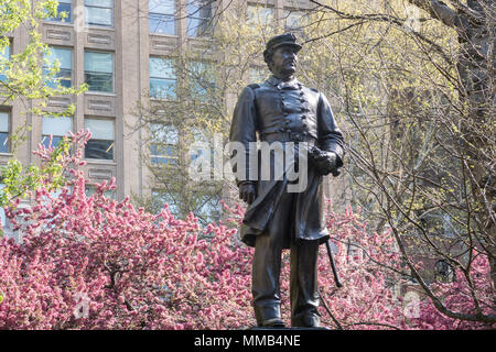 Farragut Monument ist von wunderschönen Frühling Bäume im Madison Square Park, NYC, USA umgeben Stockfoto