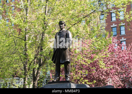 Farragut Monument ist von wunderschönen Frühling Bäume im Madison Square Park, NYC, USA umgeben Stockfoto