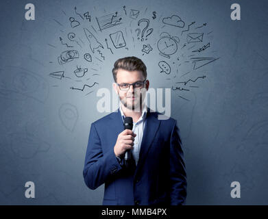 Geschäftsmann sprechen in das Mikrofon mit gemischten Doodles über seinem Kopf Stockfoto