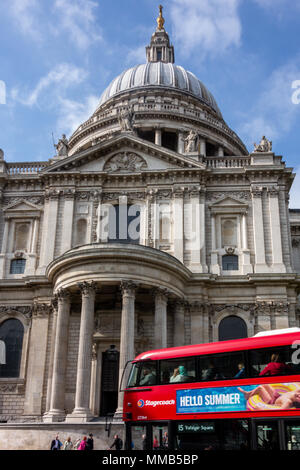 Eine ikonische London red Bus fahren die Vergangenheit der historischen St. Paul Kathedrale. Stockfoto